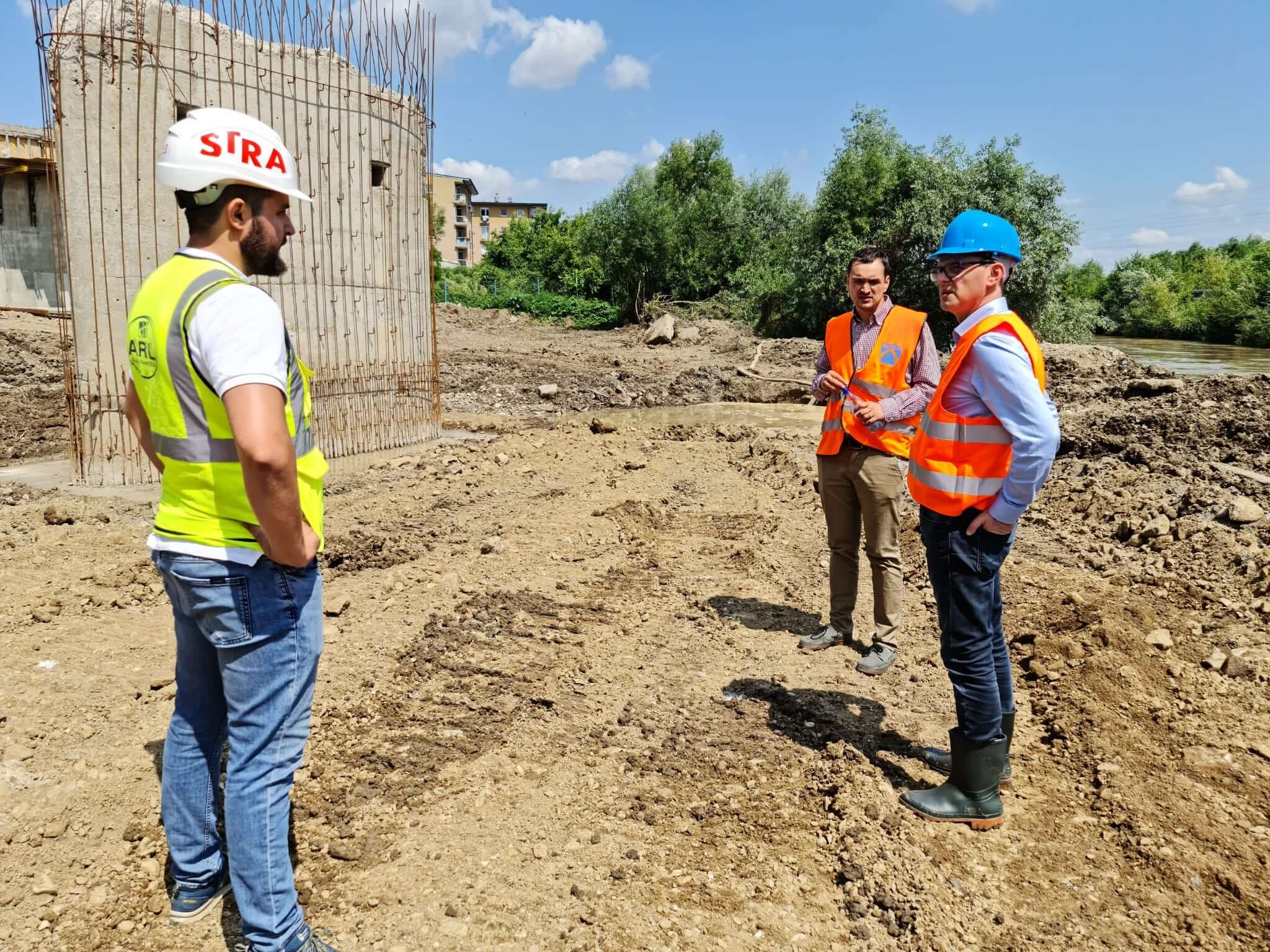 Nu putem vorbi de o economie care să producă locuri de muncă bine plătite, indiferent de domeniu, fără infrastructura rutieră necesară. Clujul este înapoiat la capitolul infrastructură. Așa cum am făcut-o în primul mandat, monitorizez și propun soluții de optimizare a proiectelor pentru centura metropolitană Cluj-Napoca, pasajul de la Tăietura Turcului, drumul expres DX A3-Tureni, trenul metropolitan, electrificarea liniei de cale ferată Cluj-Napoca - Episcopia Bihor, autostrada A3 Cluj-Oradea.