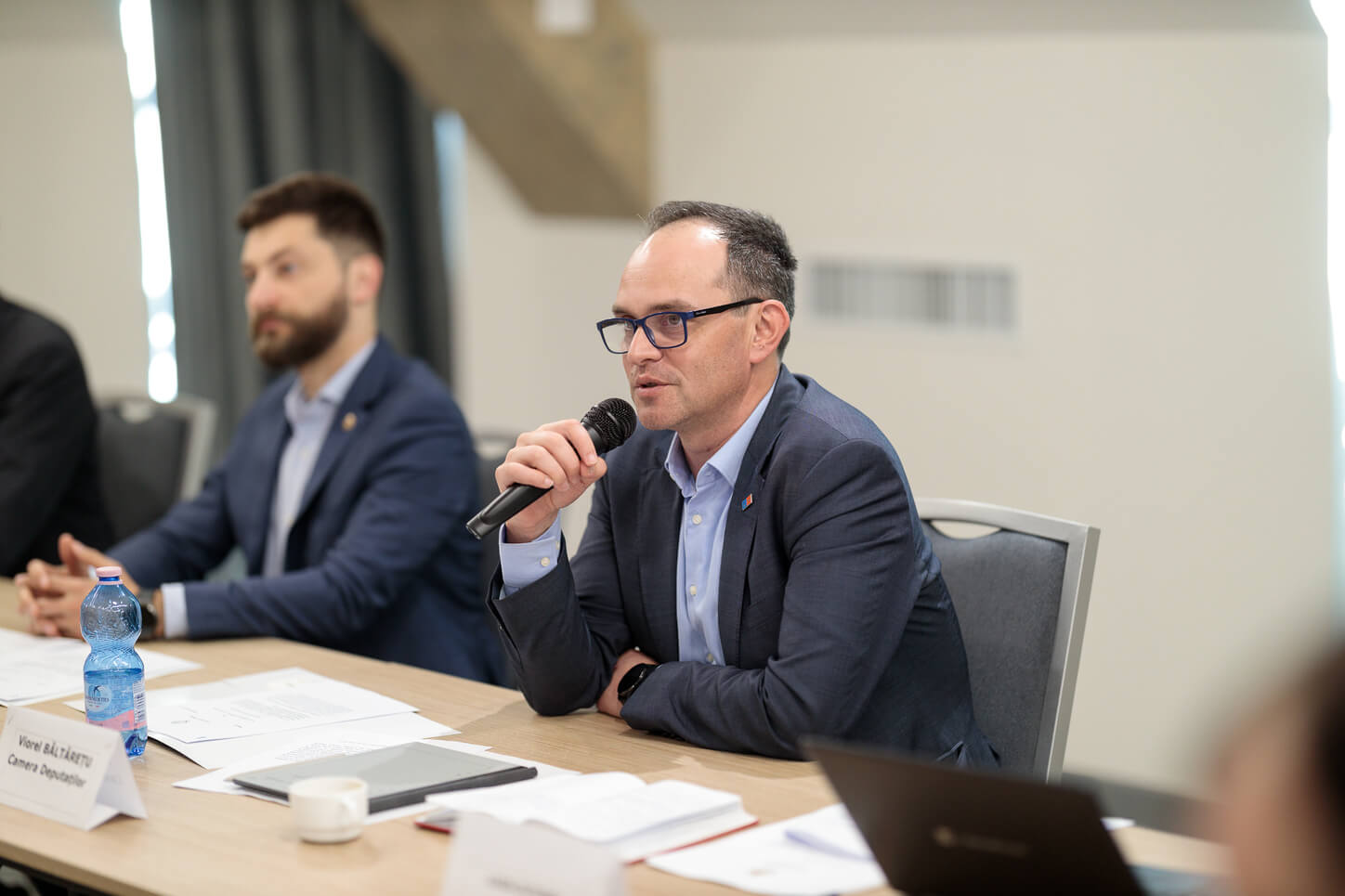 Bunăstarea vine prin muncă. E posibil ca românii să se bucure de bunăstare aici, în România?
Da, prin politici coerente, echitabile și predictibile de susținere a mediului privat, care, la rândul lui, creează locuri de muncă.