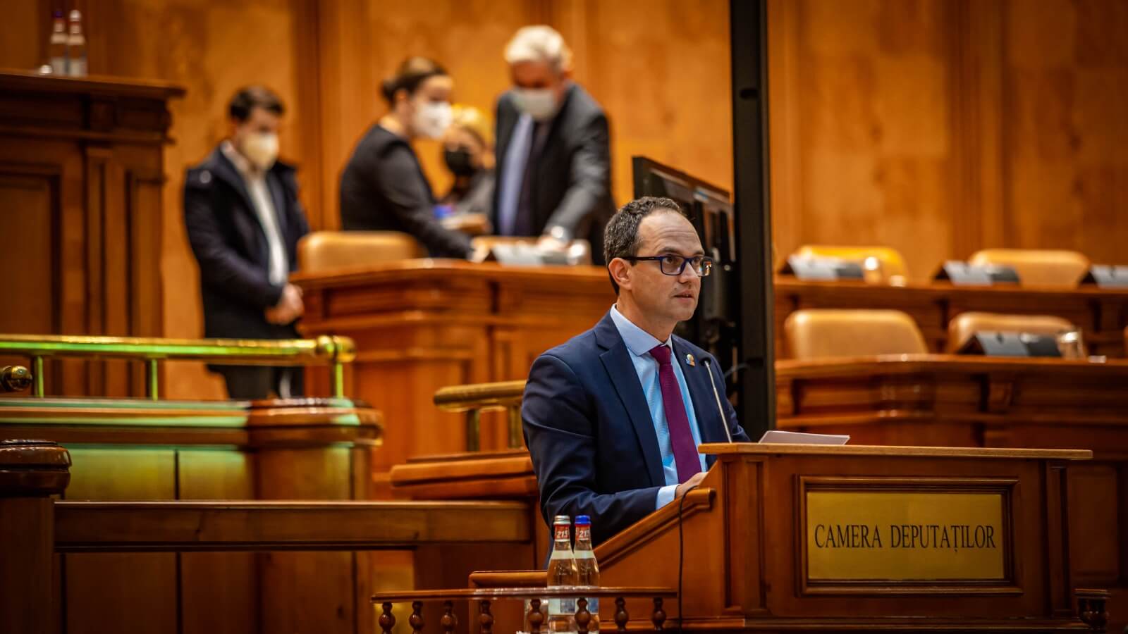 România este prima în Europa la sărăcie în muncă. Românii sunt alungați din țară de unul dintre cele mai ridicate niveluri de taxare a muncii. Românii cinstiți muncesc doar jumătate din an pentru ei înșiși, tot ce câștigă în restul anului dau la Stat. Trebui să scădem taxele pe salariu! Zero taxe pe salariul minim e una dintre inițiativele USR care ar lăsa 500 de lei în buzunarele românilor, în fiecare lună. O altă inițiativă USR propune ca tinerii sub 29 de ani să nu fie impozitați pentru primii 2400 de lei din salariu.